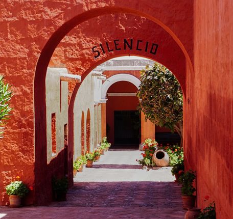 Tour around the Santa Catalina Monastery in Arequipa.