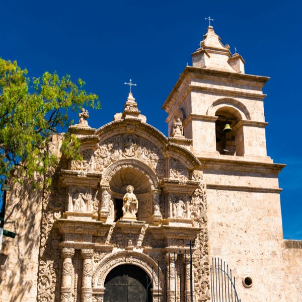 A visit to the colonial Church of Yanahuara during our tour.