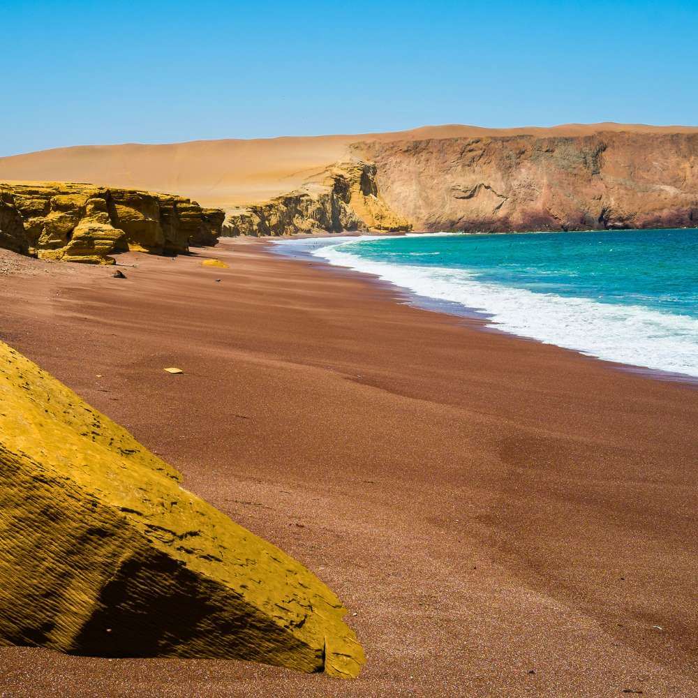 Roter Strand (Playa Roja) mit seinem einzigartigen scharlachroten Sand im Paracas-Nationalreservat während einer Paracas-Bucht-Tour.