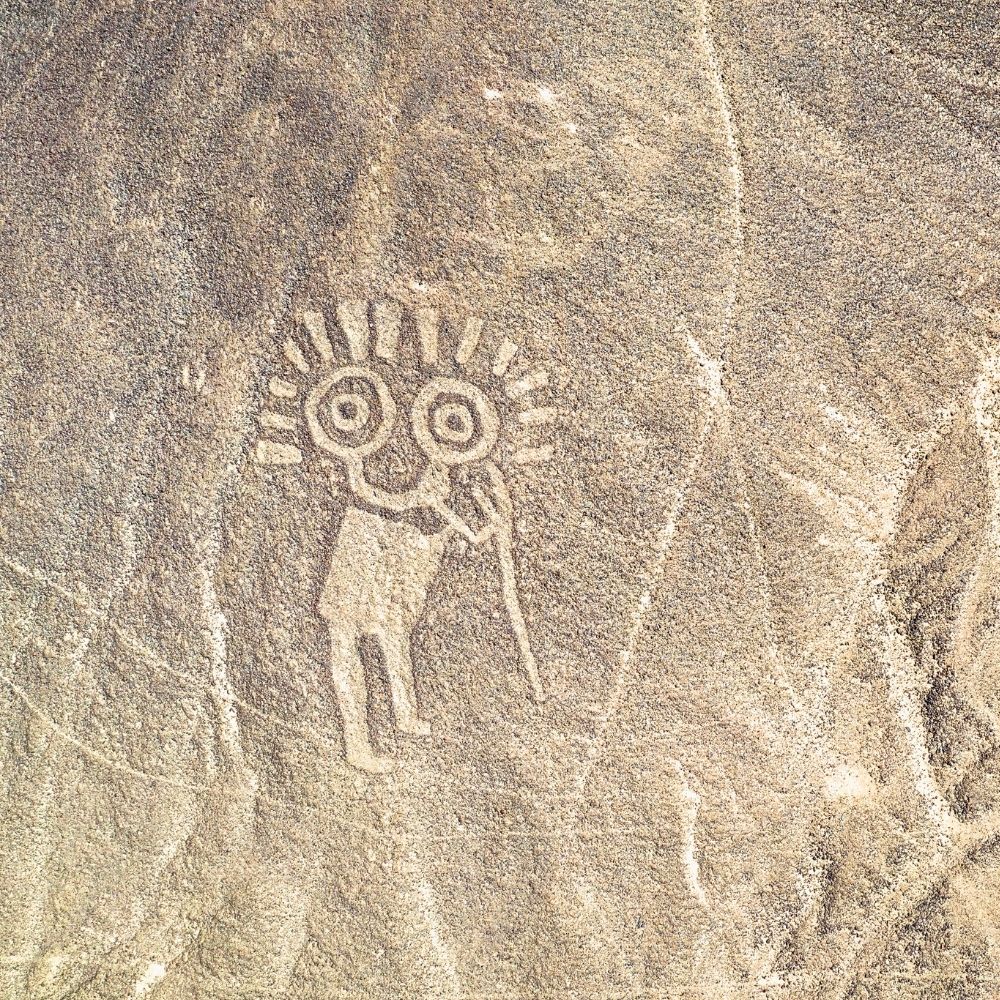 Antico geoglifo umano scolpito in una collina presso il sito archeologico delle Linee di Palpa vicino a Nazca, Perù.