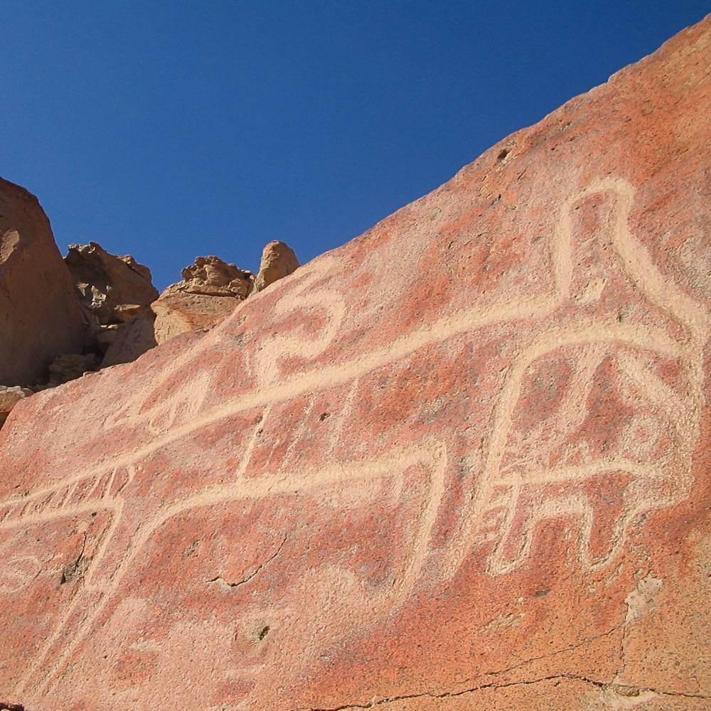 Antico petroglyph collinare a Chicchitara, un importante sito archeologico legato allo sviluppo precoce della tradizione dei geoglifi di Nazca in Perù.